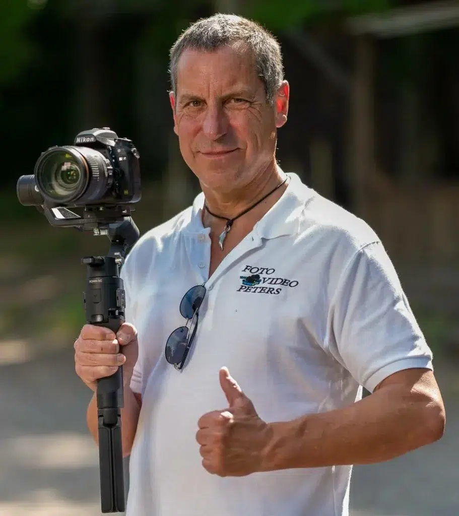 fotograf ralf peters aus boppard mit gimbal und kamera, der den daumen hochhält.