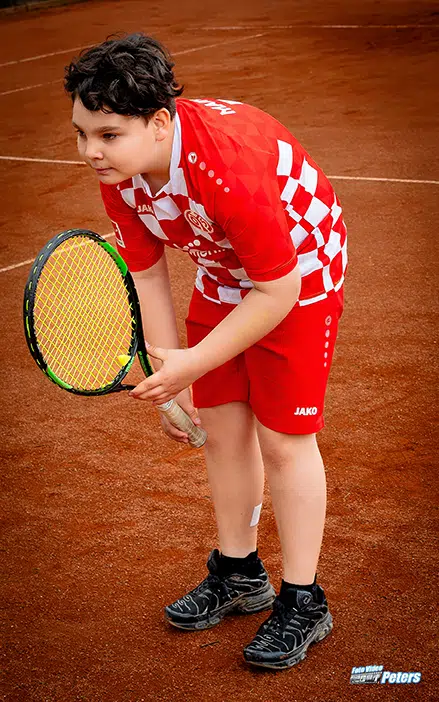 kind beim tennisspielen