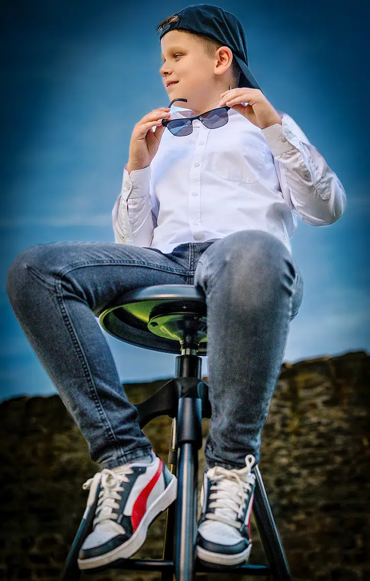 kind im römerkastell sitzt auf barhocker - fotograf ralf peters