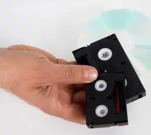 jemand hält zwei videokassetten fest