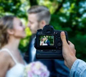 Kamera macht foto von einem Hochzeitspaar