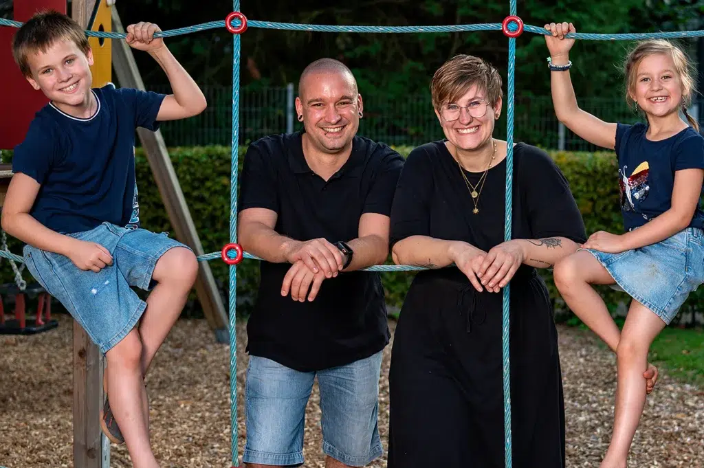 Eine Familie mit zwei Kinder auf dem Speiplatz und strahlen in die Kamera