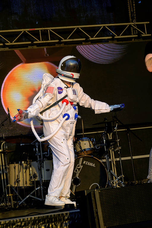 Astronaut bei der Bühnenshow von XTREME Musicshow