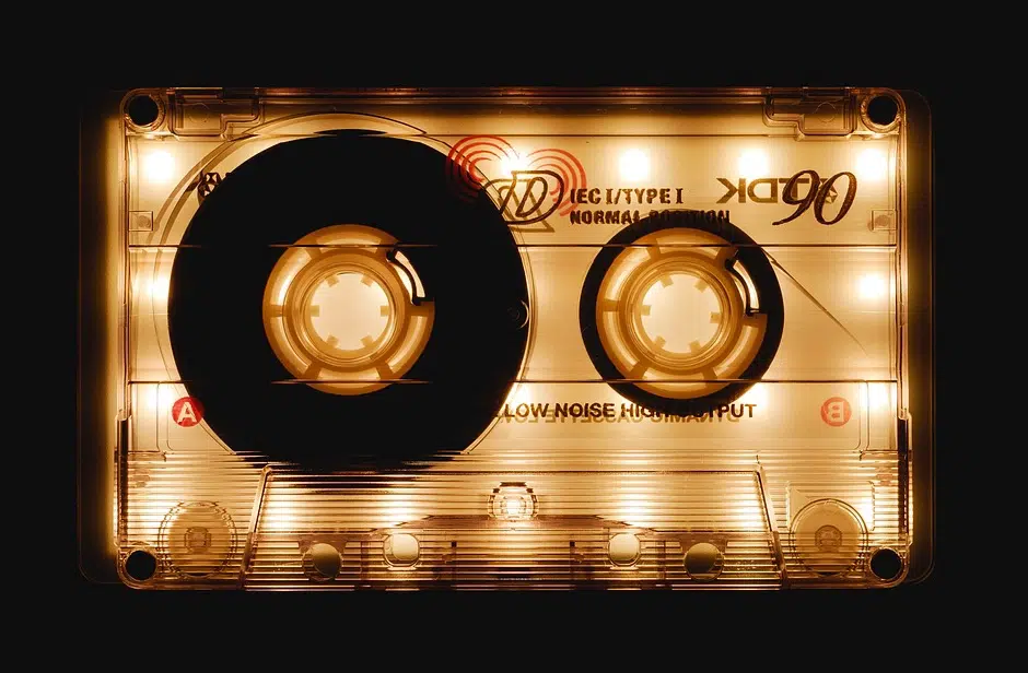 Retro Audiokassette mit Magnetband – Symbol für analoge Musik und Kassetten-Digitalisierung. Foto-Video-Peters, Boppard bei Koblenz.