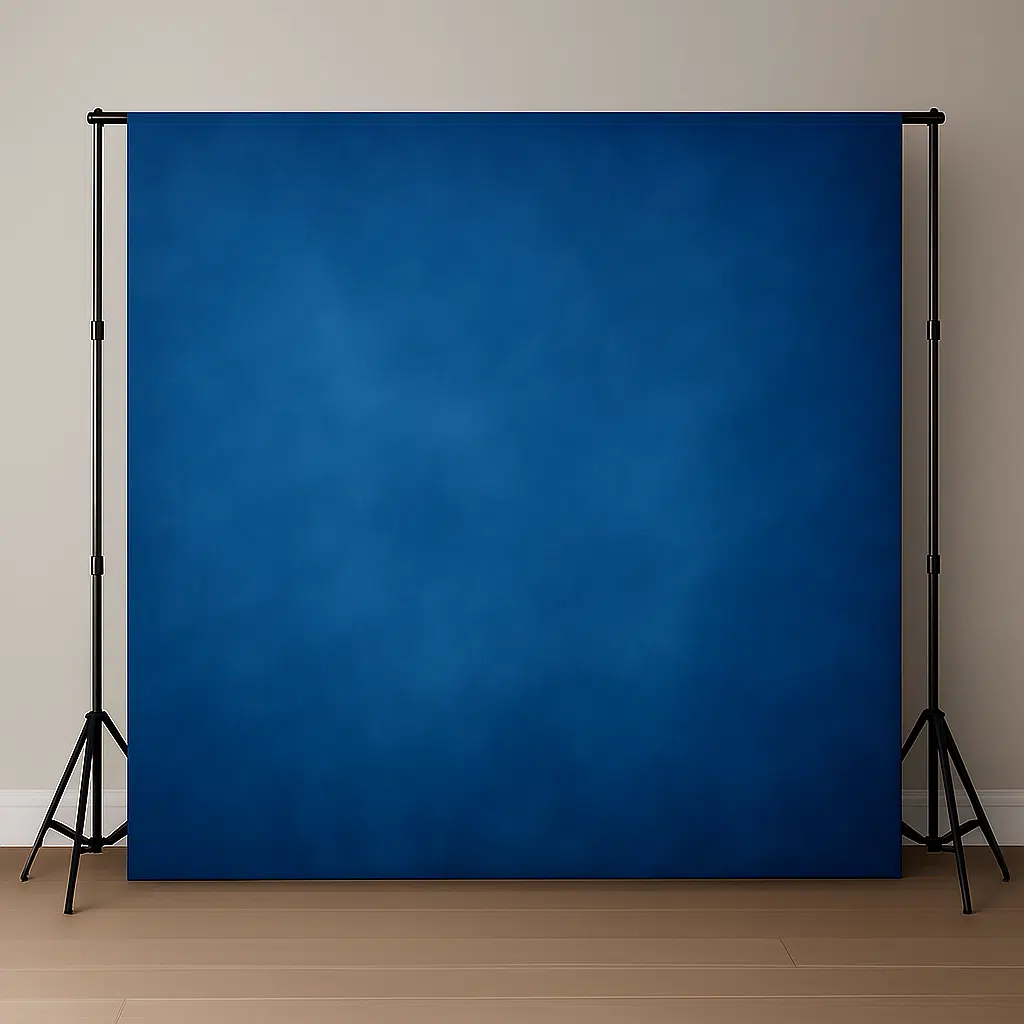 Ein professioneller, dunkelblauer Fotohintergrund, aufgespannt auf einem Stativsystem.