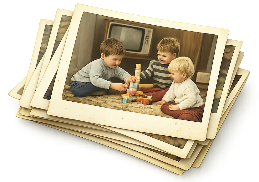 Stapel alter Papierfotos – Digitalisierung von Familienbildern