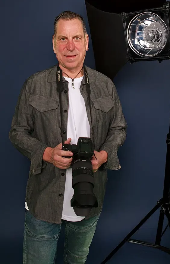 Professionelles Portrait im Fotostudio Boppard mit blauem Hintergrund