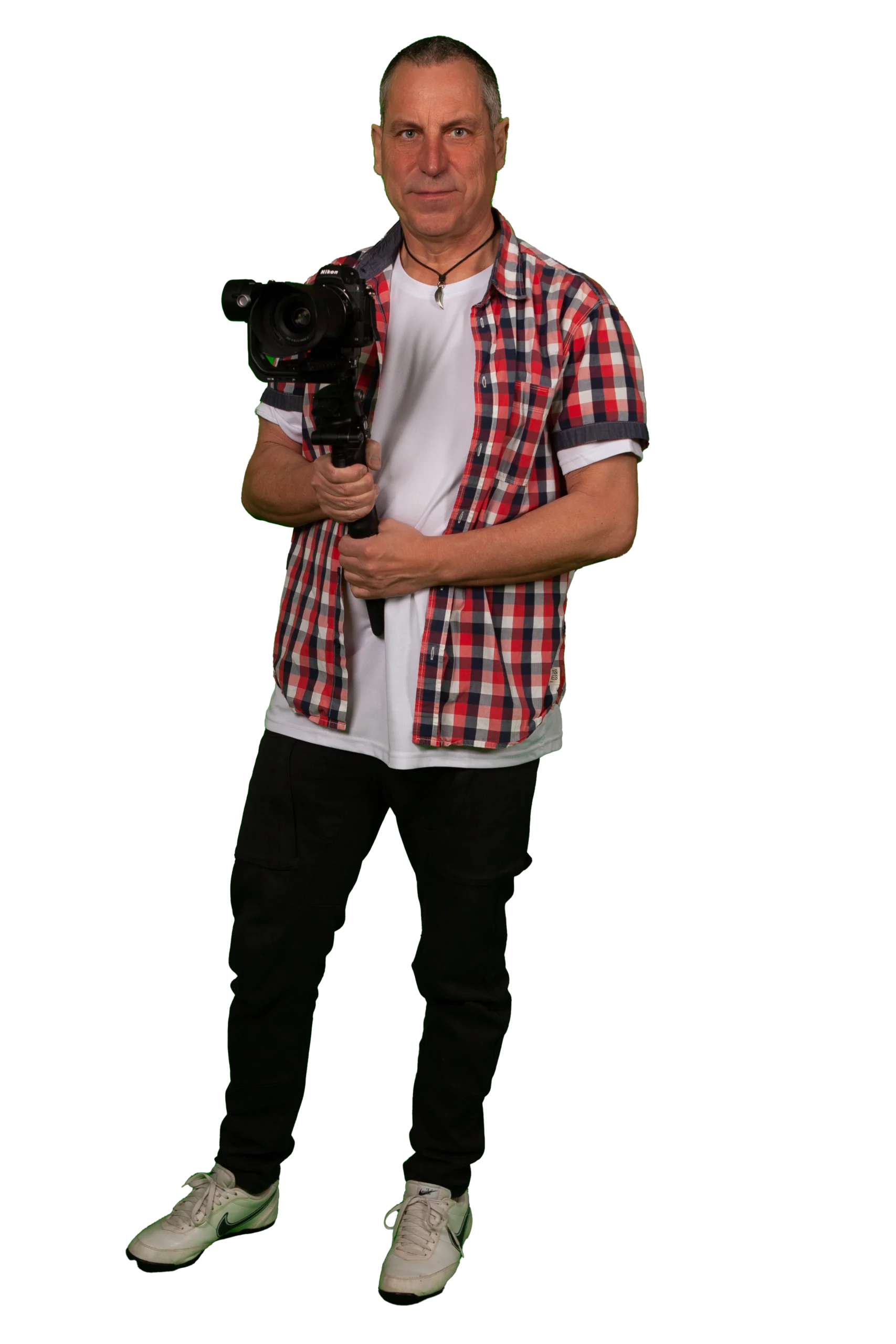 "Ralf Peters, Ihr professioneller Fotograf in Boppard, hält eine Kamera. Foto-Video-Peters – Ihr Experte für Fotografie in Boppard, Koblenz und Simmern