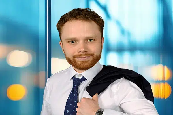 Businessporträt eines jungen Mannes im Hemd, Sakko über der Schulter, Studioaufnahme
