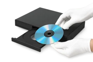 DVD wird mit Handschuhen in einen Player eingelegt