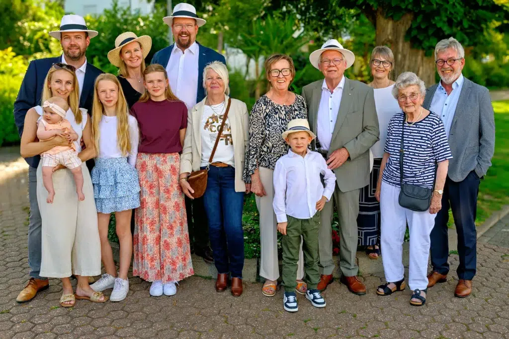 Großes Familienfotoshooting mit vier Generationen im Freien,