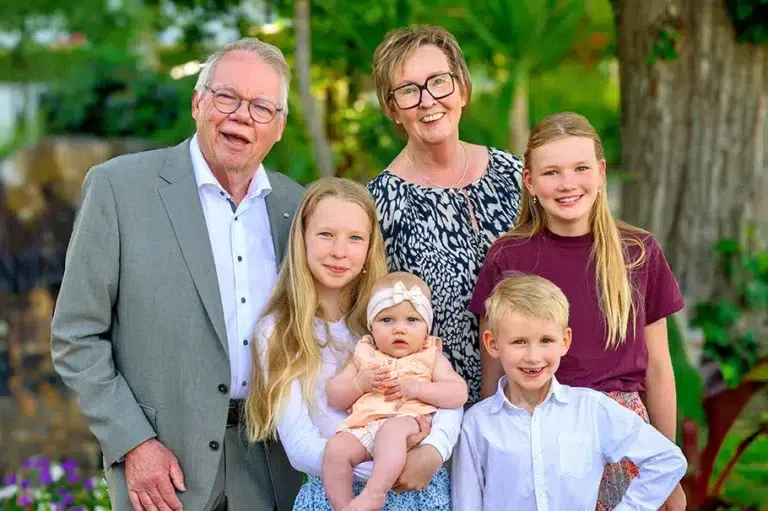 Fröhliches Generationenfoto mit Großeltern und ihren vier Enkelkindern