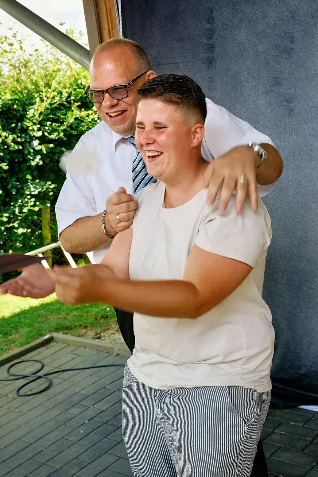 Zwei gut gelaunte Gäste haben sichtlich Spaß beim Posieren für ein Foto in der Fotobox.