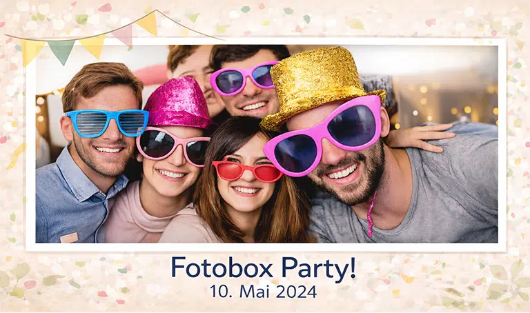 Gruppe von Freunden macht lustige Fotos in einer Fotobox