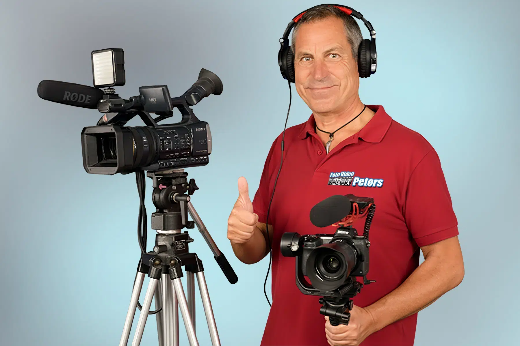 Videograf Ralf Peters mit Profi-Kamera auf Stativ – Studioaufnahme.
